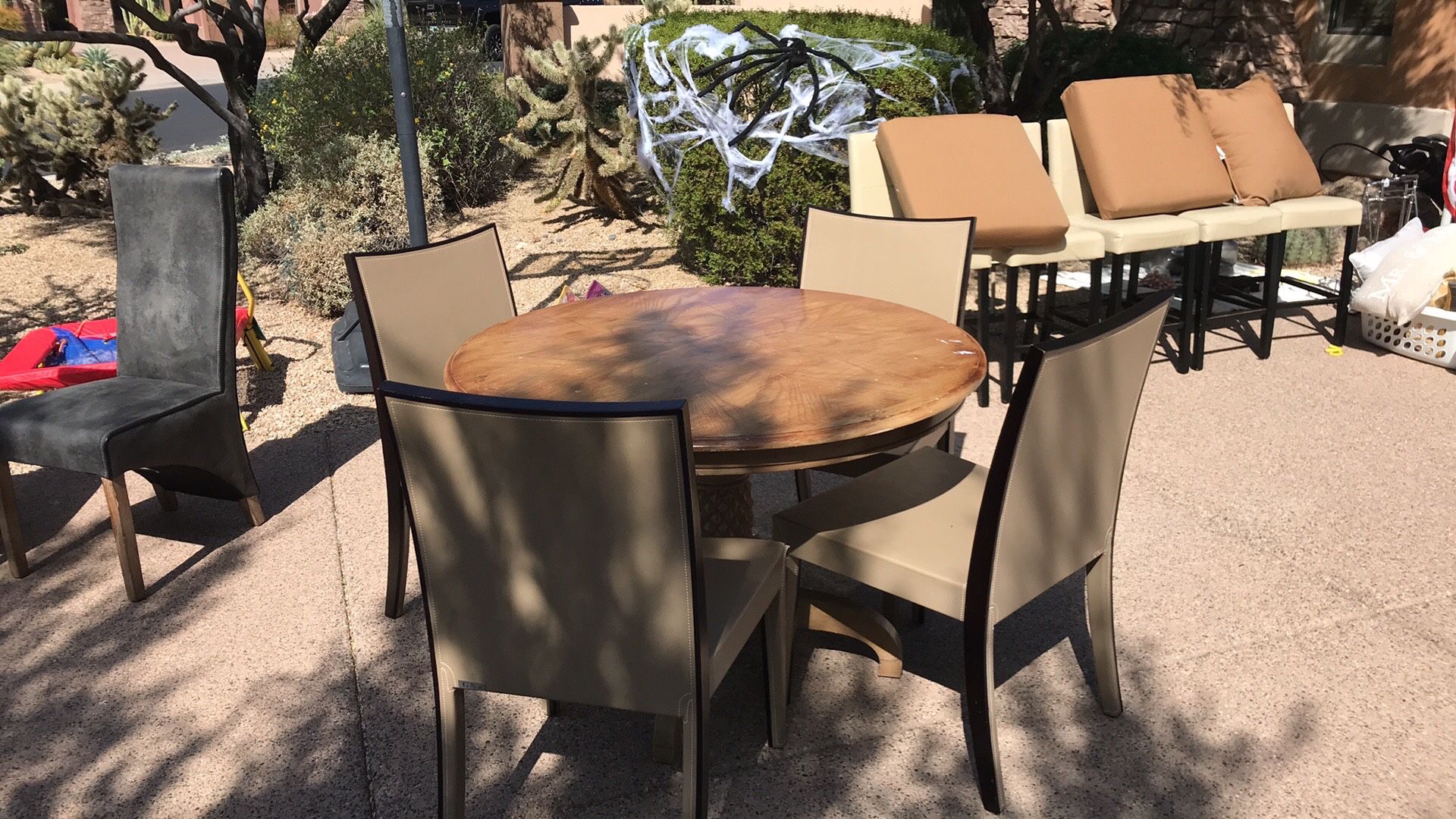 Table with 4 chairs leather