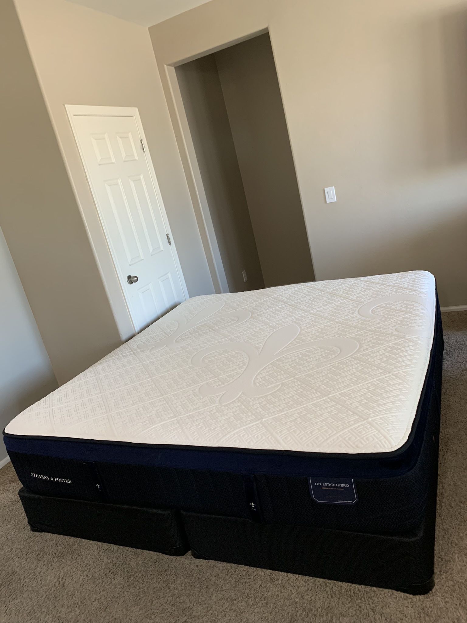 KING STEARNS AND FOSTER LUX ESTATE HYBRID MATTRESS AND FREE BOX SPRINGS