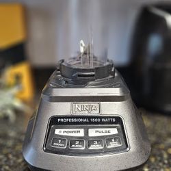 selling a good Ninja engine with only an accessory and 2 glasses. 