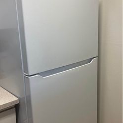 Insignia™ - 18 Cu. Ft. Top-Freezer Refrigerator pick up on Feb 16th