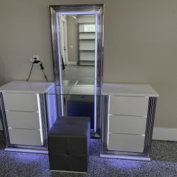 Brand New Beautiful Makeup Vanity Never Used