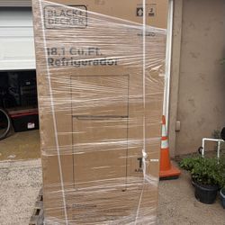 Refrigerator With Ice Maker 