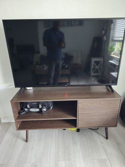 Table For Television, Stand