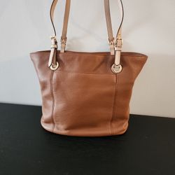  Michael Kors brown pebbled leather tote bag with contrasting tan leather straps. 