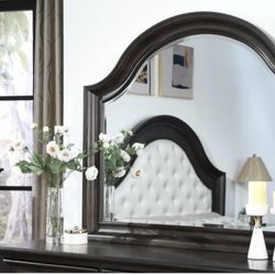 5 Pc Bedroom - Pristine!