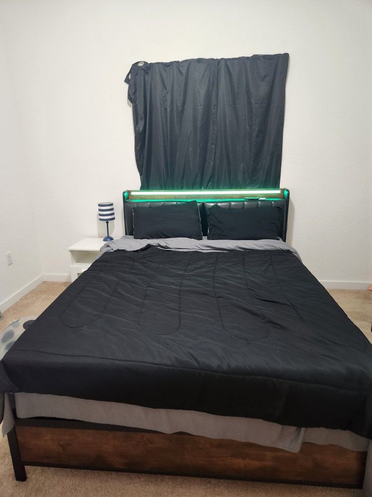 Queen Size Bed in LIKE NEW Condition!!!