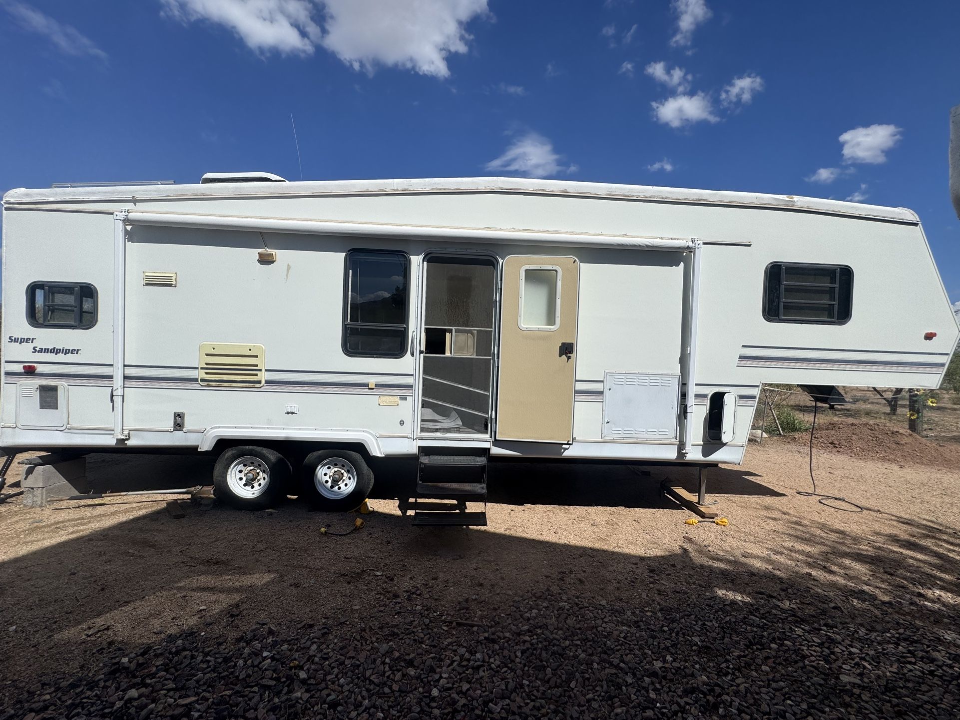1996 33’ 5th Wheel Travel Trailer