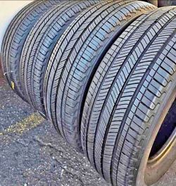 225 60 18 Michelin tires Con 80% de Vida Las 4