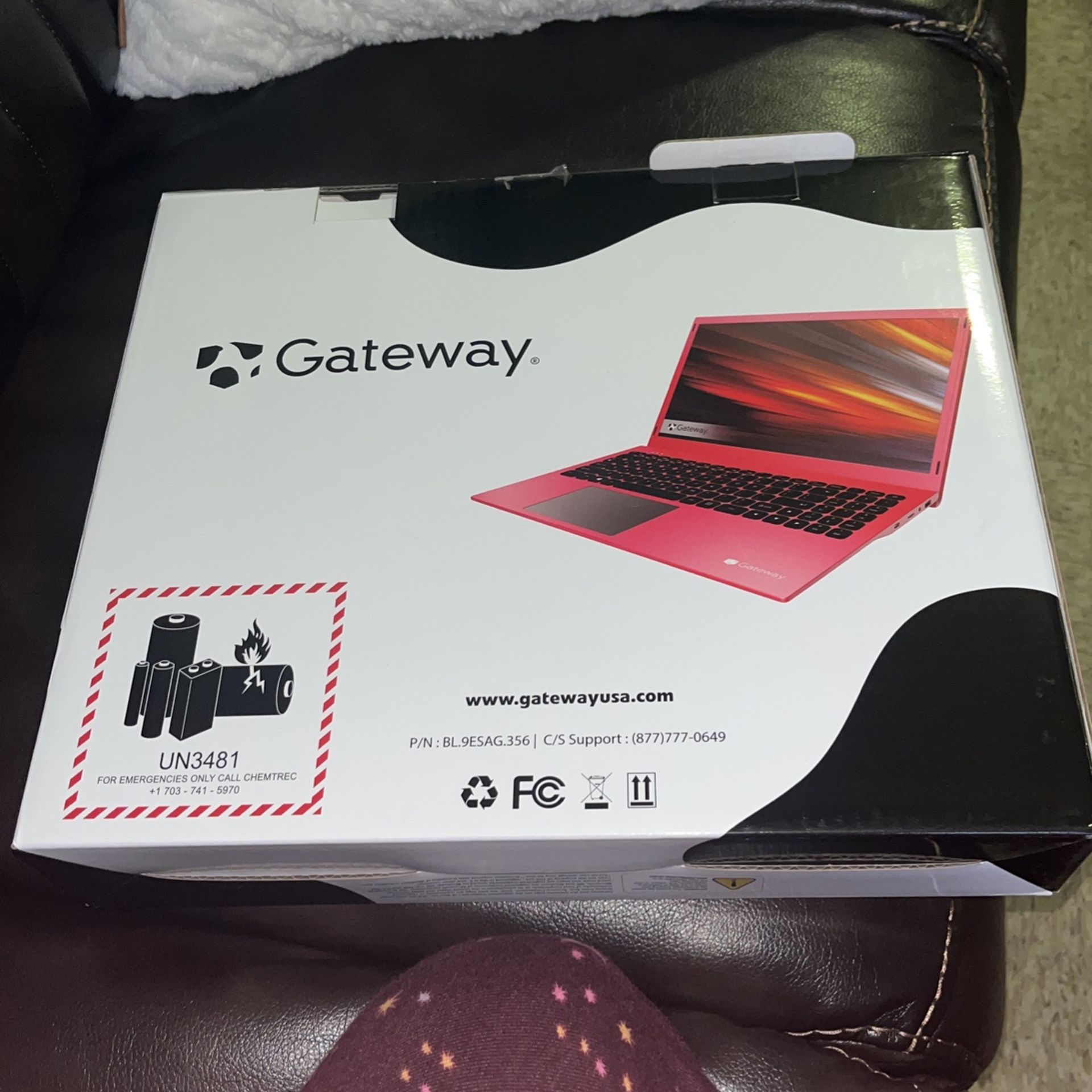 Gateway, 15.6” Pentium 4GB/128GB Notebook Red