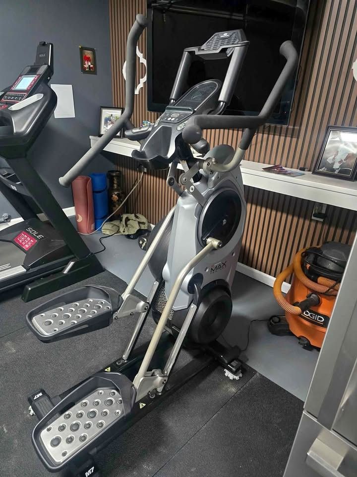 Bowflex M7 (retails $2k) - Can deliver & install - Cardio Gym Equipment