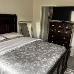 QUEEN BEDROOM SET W/ DRESSER & NIGHTSTAND