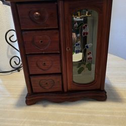 Jewelry small box 4 drawer plus 1 large glass door for necklaces,  1 drawer for rings.

Pickup East side El Paso by Lee Trevino and Pelicano 

Cajita/