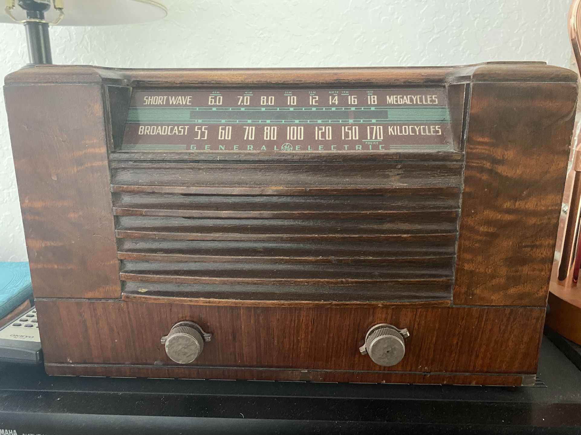 1942 General Electric L-613 Antique Radio