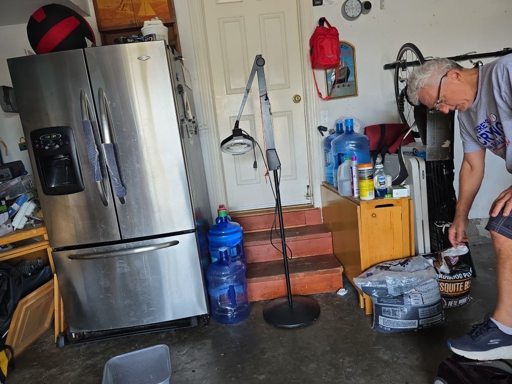 Illuminated Magnify Glass Stand