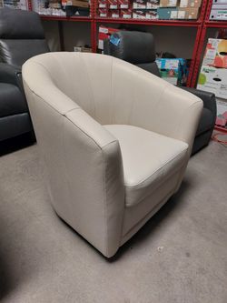 Costco Furniture!!!! Natuzzigroup Cora Leather Swivel Chair for Sale in Las  Vegas, NV - OfferUp
