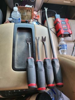 Mac tools 4 piece upholsetry tool set Excellent Condition 
UT2BB
UT3VA
UT1BB
UT4UA