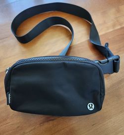 Lululemon Everywhere belt bag black $25