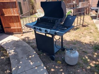 BBQ GRILL SUPER CLEAN ALL BURNERS WORK EXCELLENT PROPANE INCLUDED WITH SOME PROPANE IN IT