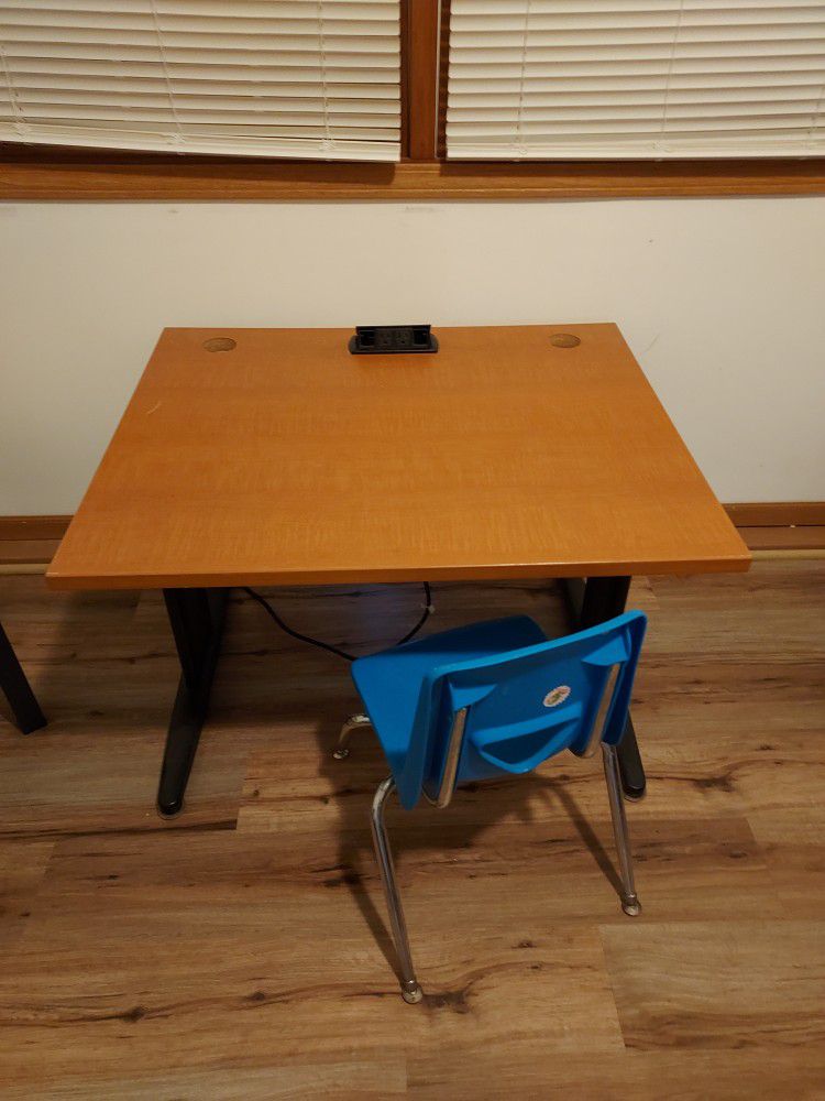 Kids Desk With Outlets And Chair