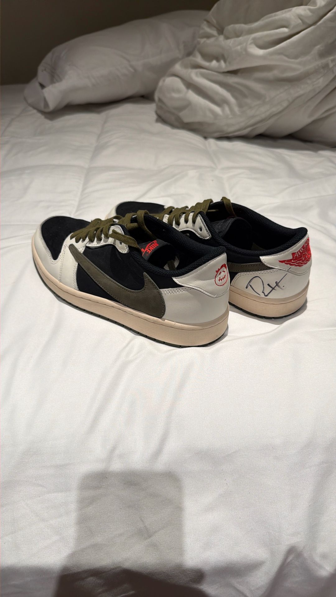 Jordan 1 Retro Low Travis Scott Olives SIGNED BY TRAVIS SCOTT  main image 0