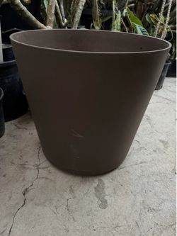 Plastic pot