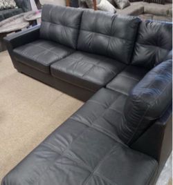 Stylish stunning leather Sectional!