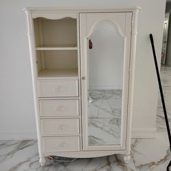 Dresser / vanity