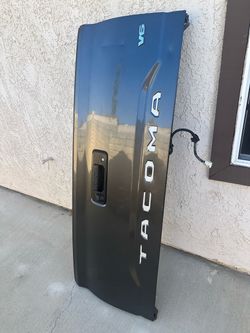 2016. Toyota tacoma. Tail gate. Parts