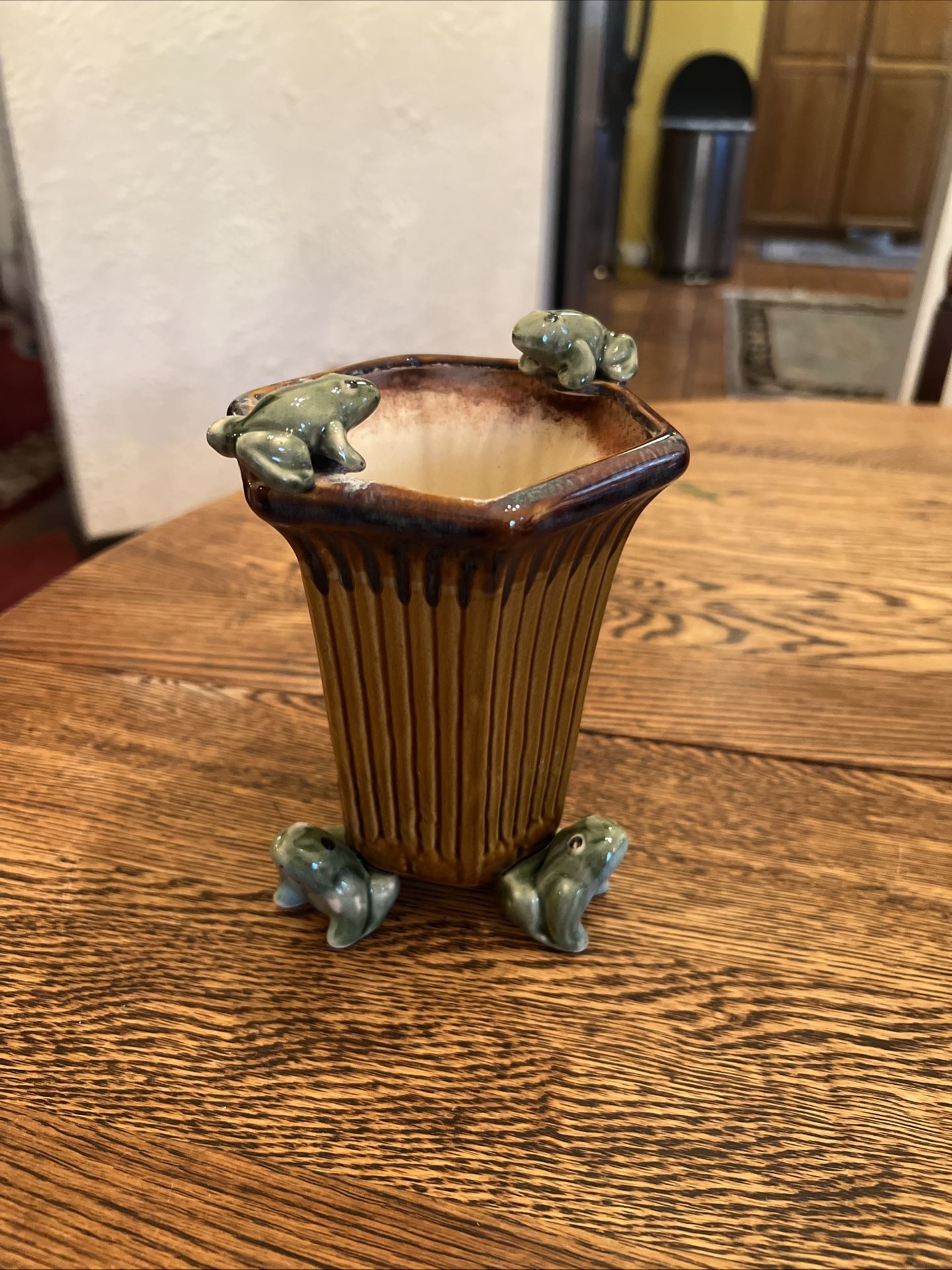 Vintage 6 1/2” MAJOLICA Style Pottery Frog Vase