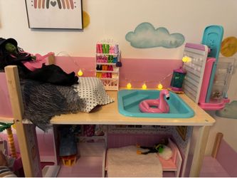 Awesome doll house!!