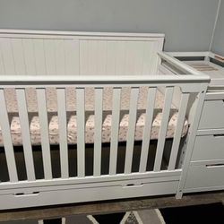 Graco hadley 5 in 1 convertible crib to toddler bed W / changing table