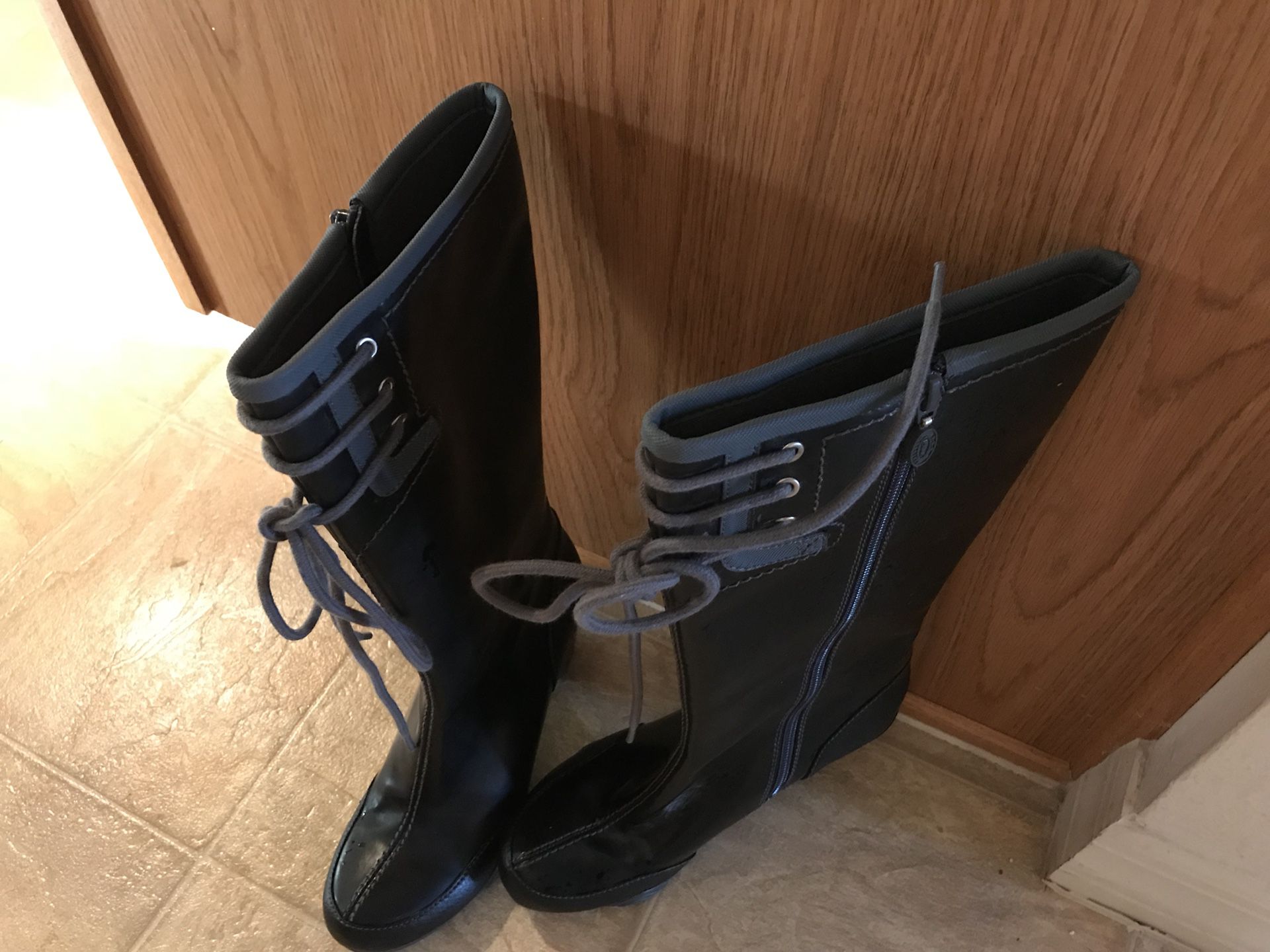 Women’s rain boots size 5 1/2