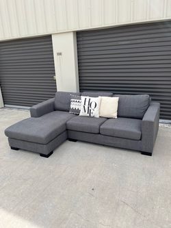 Great Condition Gray Sectional Couch. Delivery Available!