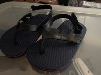 Gap sandal