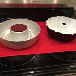 Mirro Aluminum Jello Mold often used for gelatin molds or ring cakes and black Bundt dish 