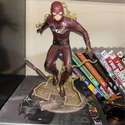 The Flash CW statue 