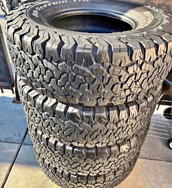 285/70/17 Bfgoodrich Selling a set of 4 tires in excellent condition 🫡