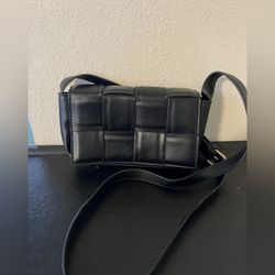 Mini Weave Cassette Black with Adjustable Strap
