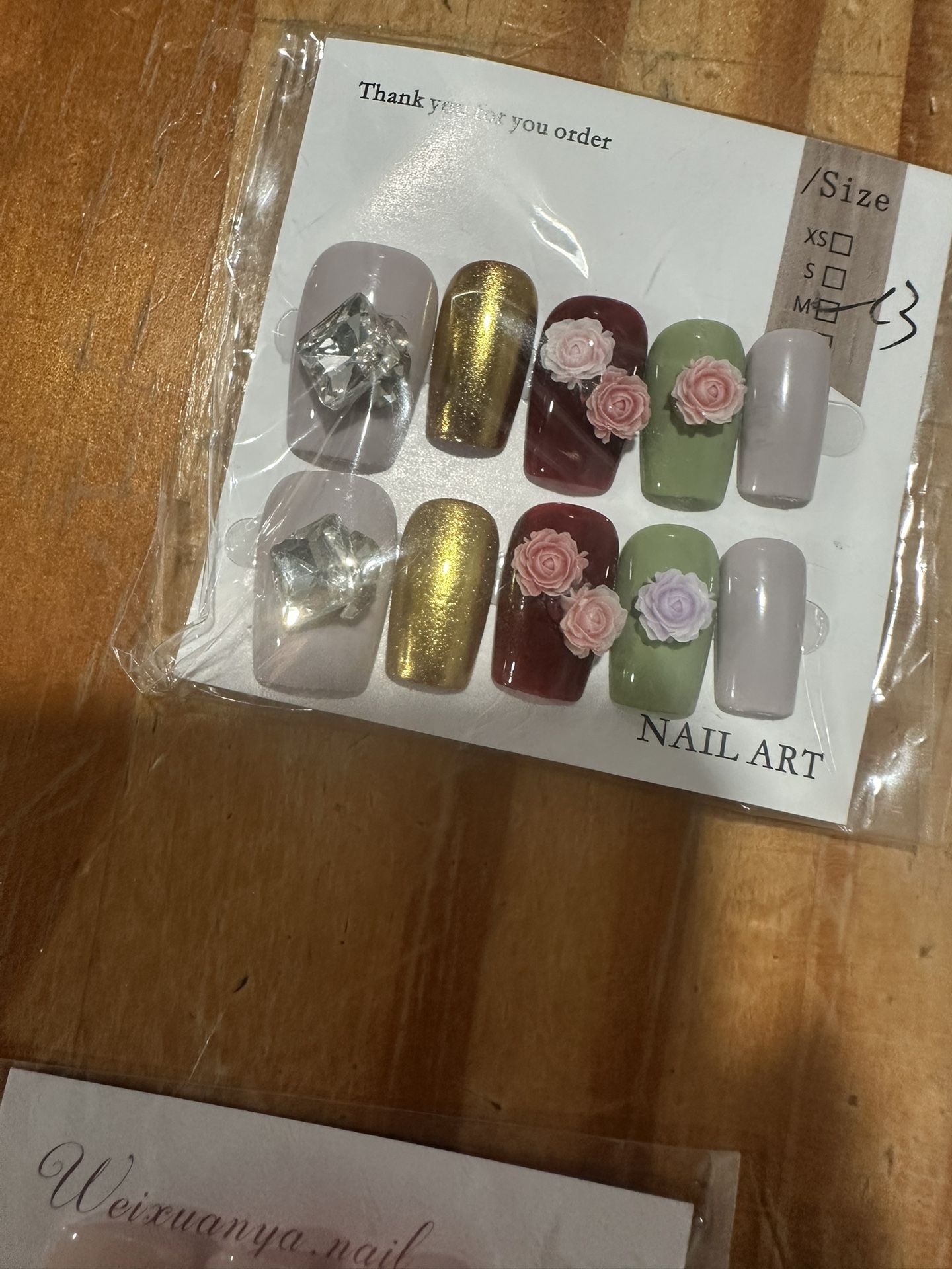 Medium size short press on nails Uñas de presión cortas de tamaño mediano