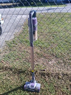 NICE SHARK CORDLESS STICK VACUUM JUST NEEDS A CHARGER
