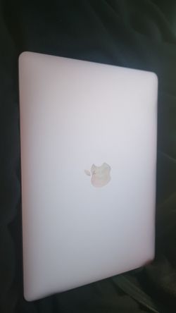 Rose gold Apple MacBook 12-inch (2017) has a 1.2 GHz Dual-Core Intel Core m3 processor. It is equipped with 8 GB  w charger
