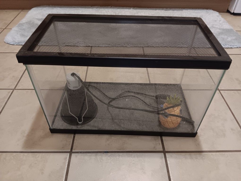 10 Gallon Aquatic Fish Tank , Screen Lid but Sold Light Fixure In The Tank