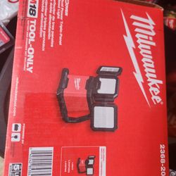 Milwaukee
M18 18-Volt Lithium-Ion Cordless 4500 Lumens ROVER Dual Power Triple-Panel Flood & Area Light (Tool-Only)