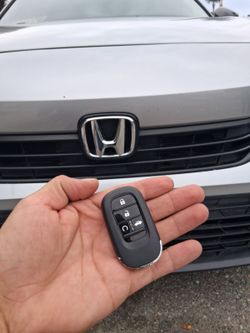 Car Keys And Remotes  / Llaves De Carro Y Controlles