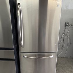 GE 30” BOTTOM FREEZER REFRIGERATOR