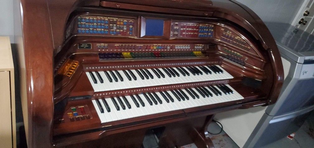 Lowrey Majesty Organ