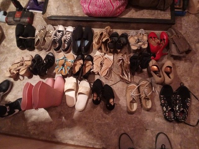 20 Pair Of Shoes And Heels 7 To 8 Size