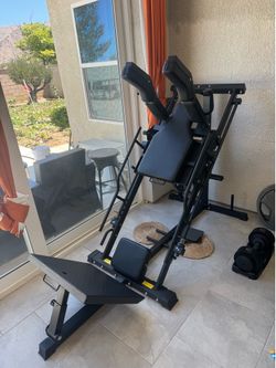 Leg squat machine