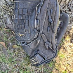 Mizuno Baseball/Softball Glove ( SEE PICS) LOCATED IN GLENDORA.  SEE MY PAGE FOR OTHER BASEBALL/SOFTBALL EQUIPMENT FOR SALE CHEAP!!