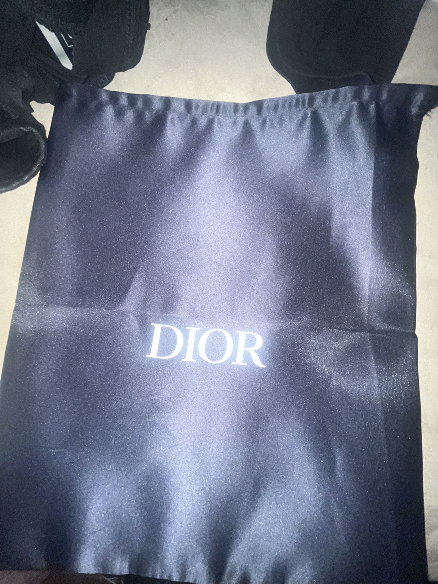 Dior b30 ,lightly worn,string on the dust bag is broken.